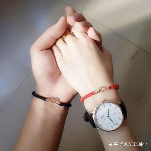 黄金红绳手链明星同款,揭秘明星同款黄金红绳手链的时尚魅力