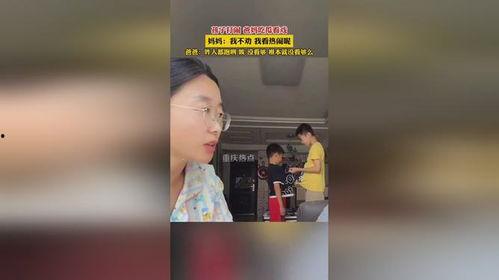 爸妈打闹女孩吃瓜,家庭欢乐瞬间成童年美好回忆