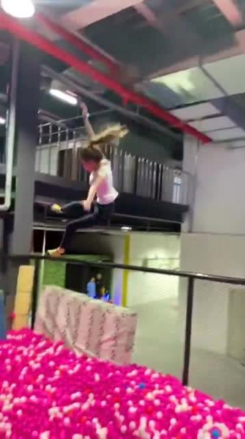 女网红玩蹦床,蹦床上的青春活力秀