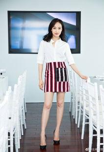 条纹黑白半裙明星,明星演绎时尚新风尚